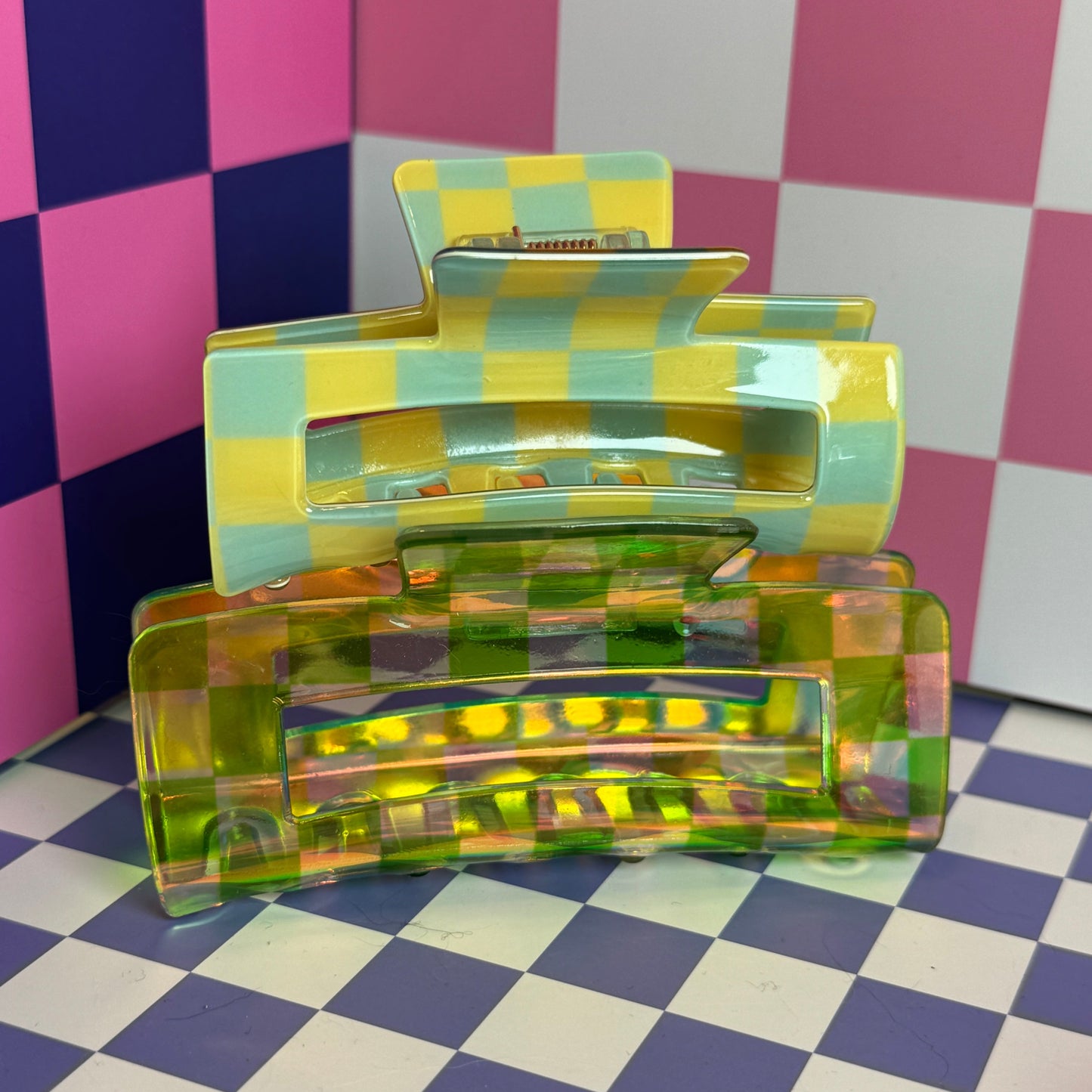 JUMBO IRIDESCENT CHECKERED HAIR CLAWS