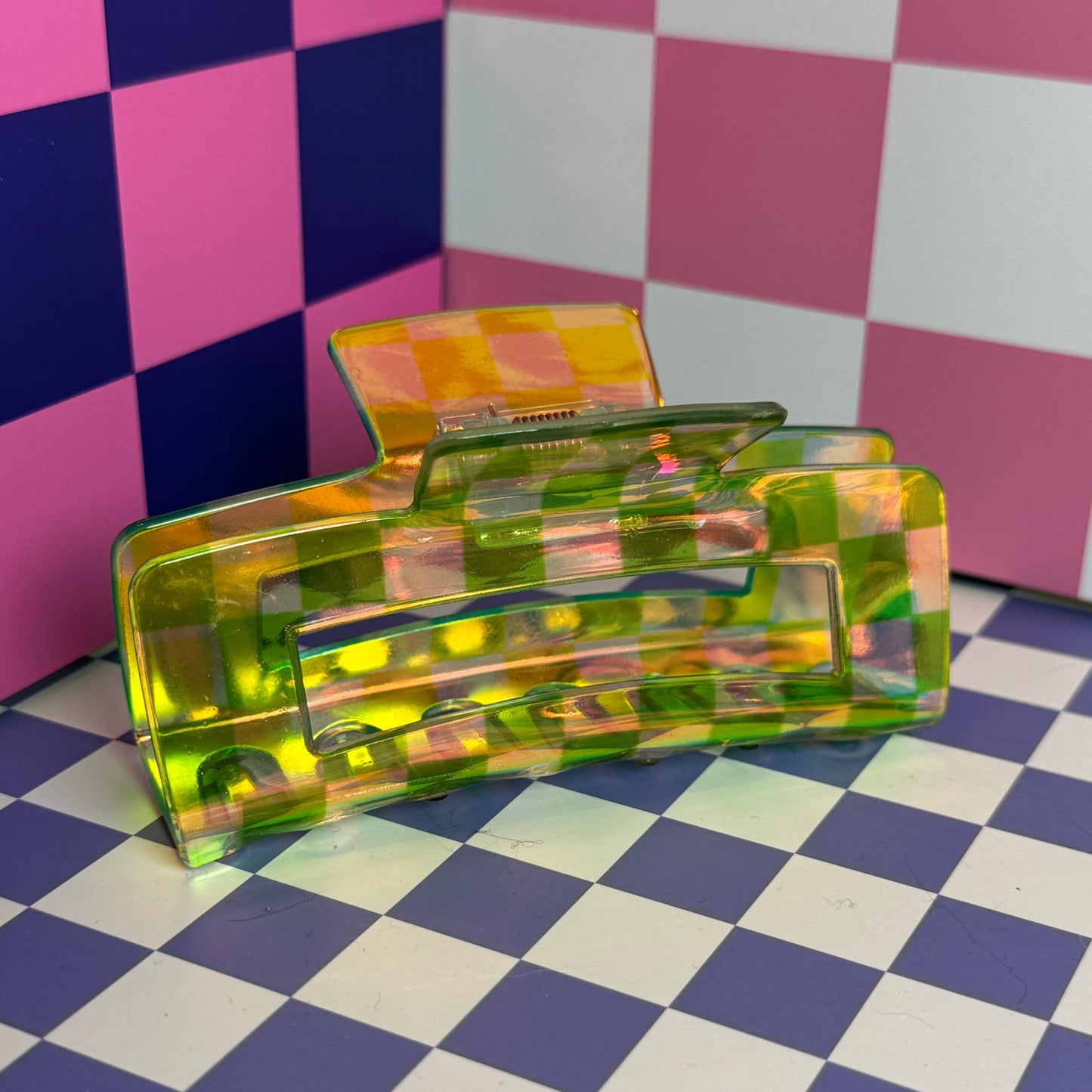 JUMBO IRIDESCENT CHECKERED HAIR CLAWS