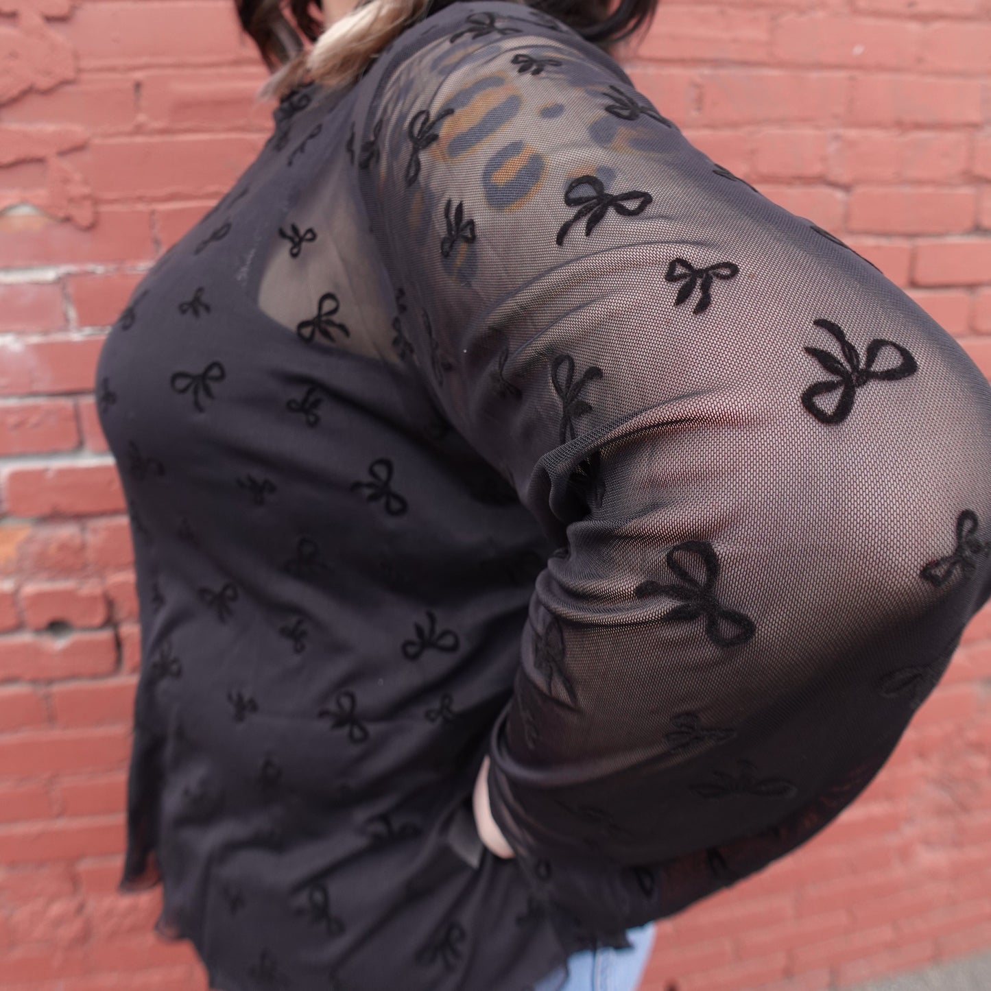 BLACK BOW PRINT MESH TOP